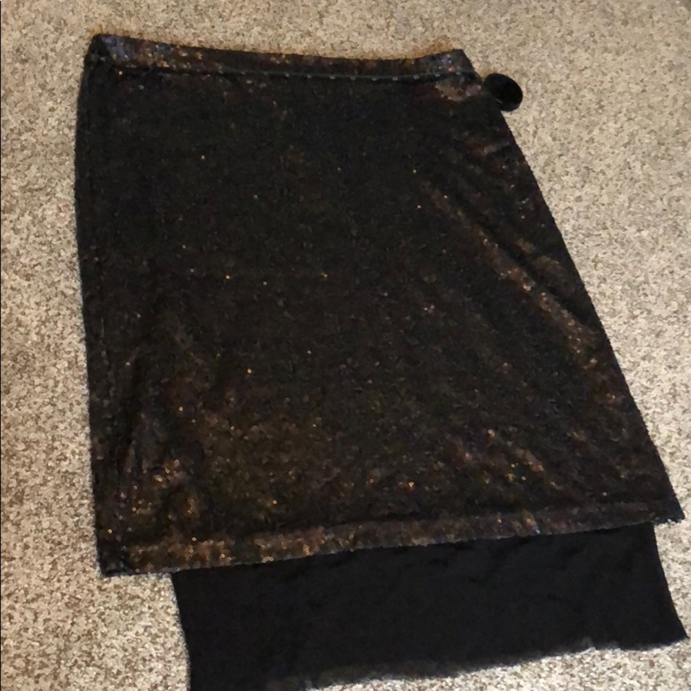 Cute blank sequence skirt.